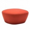 Cómodo reposapiés tapizado asiento auxiliar Beat de  Andreu World.
