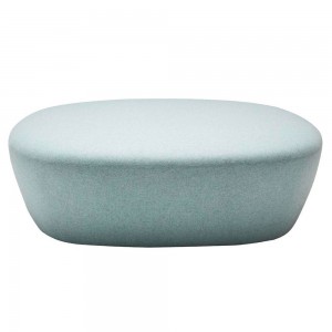 Cómodo reposapiés tapizado asiento auxiliar Beat de  Andreu World.