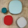Cómodo reposapiés tapizado asiento auxiliar Beat de  Andreu World.