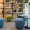 Cómodo reposapiés tapizado asiento auxiliar Beat de  Andreu World.
