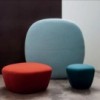 Cómodo reposapiés tapizado asiento auxiliar Beat de  Andreu World.