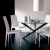 Silla Nubia de Ingenia. Sillas de diseño tapizadas. Sillas modernas de ecopiel.