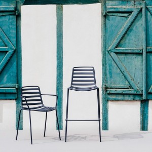Taburete de acero Street de Enea. Mueble ideal para jardín o terrazas.