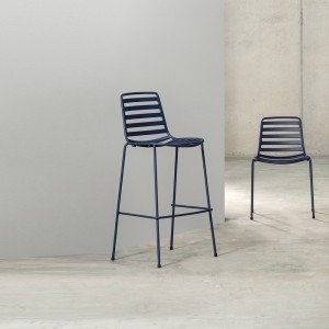 Taburete de acero Street de Enea. Mueble ideal para jardín o terrazas.