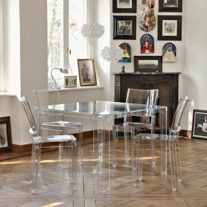 Mesa exterior cuadrada de PMMA Invisible Kartell. Acabado transparente.