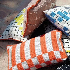 Cojín Bandas B Orange de GAN. Colección de alfombras y cojines modernas.