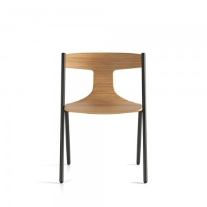 Silla apilable Quadra de Viccarbe. Mobiliario de diseño para interior.