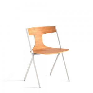 Silla apilable Quadra de Viccarbe. Mobiliario de diseño para interior.