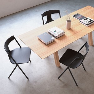 Silla apilable Quadra de Viccarbe. Mobiliario de diseño para interior.