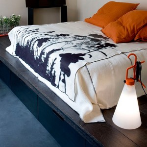 Lámpara sobremesa Mayday de Flos. Iluminación para contract.