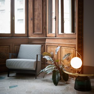 Lámpara de mesa moderna low IC Light de Flos. Diseño italiano.