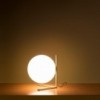 Lámpara de mesa moderna low IC Light de Flos. Diseño italiano.