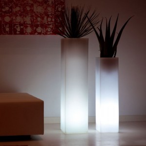 Macetero Light Torre Cuadrada de Diseño, Incluye Luces Led y Autorrigo