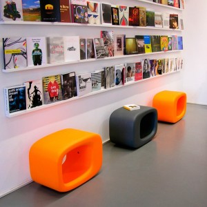 Taburete de diseño Lazy Bones de Slide. Muebles de diseño