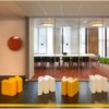 Taburete bajo doble U de Slide Design. Muebles para contract