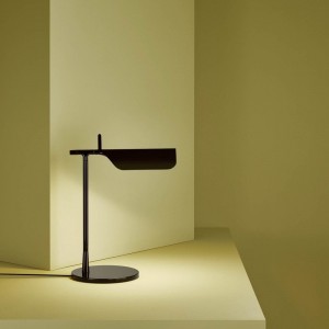 Lámpara hogareña de mesa Tab T de Flos Iluminación. Lámparas elegante.