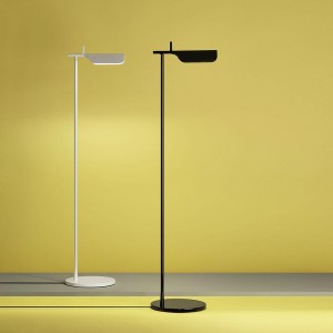 Lámpara de aluminio de pie Tab F de Flos Iluminación. Lámpara elegante.