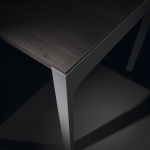 Mesa ejecutiva de oficina perfil bajo moderna con armarios metálicos de Ofifran ofrece grandes acabados y elegancia.