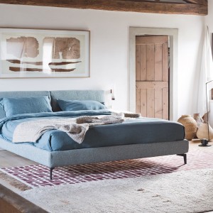 Cama elegante Margot tapizada de Novamobili. Camas matrimoniales modernas.