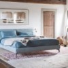 Cama elegante Margot tapizada de Novamobili. Camas matrimoniales modernas.