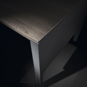 Mesa ejecutiva de oficina perfil bajo moderna con armarios metálicos de Ofifran ofrece grandes acabados y elegancia.