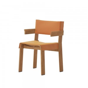 Silla para comedor Band exterior con brazos en madera teca de Kettal.