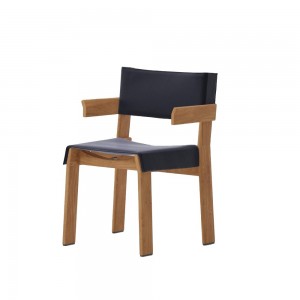 Silla para comedor Band exterior con brazos en madera teca de Kettal.