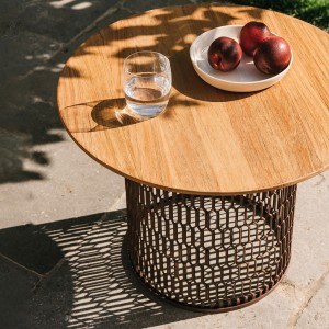 Mesa auxiliar Ø48 exteriores con base en aluminio de la colección Mesh de Kettal.