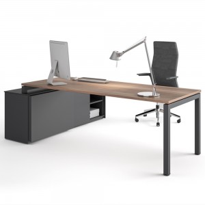 Mesa ejecutiva original y moderna con armario metálico de Ofifran, ofrece elegancia y confort.