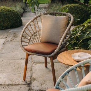 Sillón comedor exterior pies de teca con cuerdas Bela Rope colección Cala de Kettal.
