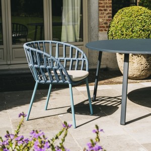 Sillón exterior comedor apilable pies de aluminio de la colección Cala de Kettal.