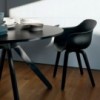 Sillón Substance carcasa polipropileno de Magis. Sillón con pies de madera