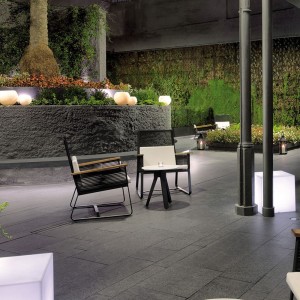 Sillón Club exterior pies en aluminio y apoya brazos teca, colección Landscape de Kettal.