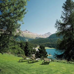 Tumbona apilable aluminio diseñada para exteriores, colección Landscape de Kettal.