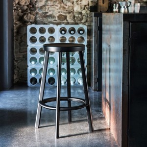 Taburete alto Déjà-vu de Magis. Moderno taburete de aluminio para terraza bar.
