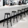 Taburete alto Déjà-vu de Magis. Moderno taburete de aluminio para terraza bar.