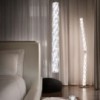 Lámpara suspensión Hugo vertical Slamp. Diseño ideal ideal para oficinas.