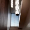 Lámpara suspensión Hugo vertical Slamp. Diseño ideal ideal para oficinas.