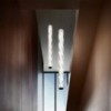 Lámpara suspensión Hugo vertical Slamp. Diseño ideal ideal para oficinas.