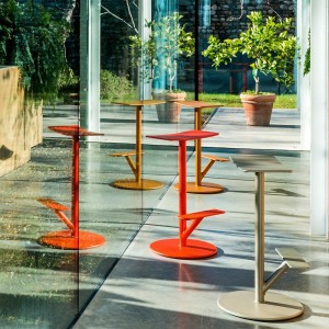 Taburete Sequoia de Magis.  Taburete de diseño contemporáneo de acero.