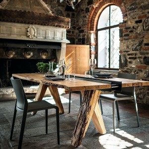 Mesa comedor madera rectangular Canal Briccola de Riva1920 con un diseño moderno y de lujo.