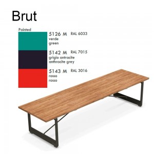 Banco Brut de Magis. Banco con estructura de hierro y asiento en madera.