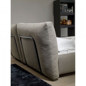 Cama diseño Form con cabezal tapizado con 2 cojines de Casadesús.