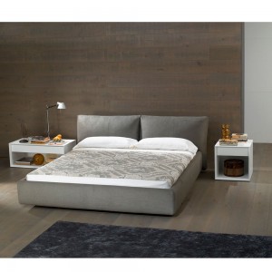 Cama diseño Form con cabezal tapizado con 2 cojines de Casadesús.