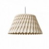 Lámpara de suspensión Lola LZF con un diseño moderno y elegante de madera.
