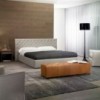 Cama moderna tapizada Valeria de Casadesús con detalles en capitoné