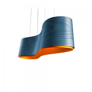 Lámpara suspensión New Wave de Luzifer. Moderna y de trazos fluidos, que entrelazan dos chapas de madera.