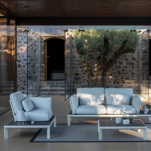 Mesa baja Tami ideal para espacios exteriores de Emu.