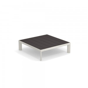 Mesa baja Tami ideal para espacios exteriores de Emu.