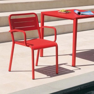 Mesa cuadrada Urban de diseño moderno de Emu.